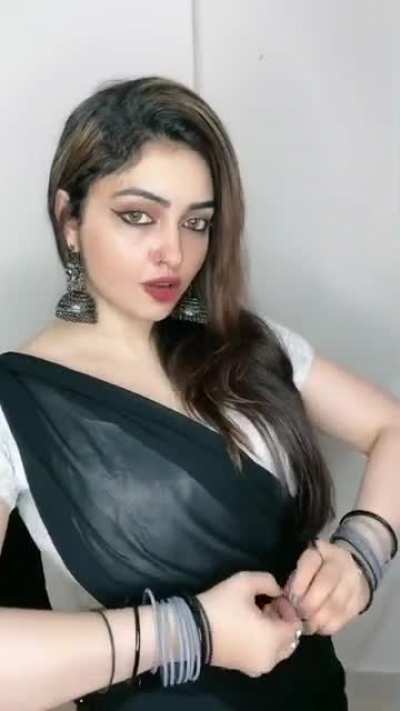 Babe in saree 🥵