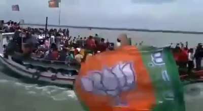 Mamata Didi blocks roadways to prevent BJYM supporters to reach Kolkata for #NabannaCholo, they sail via Ganga #ThugLife 😎💪🚩