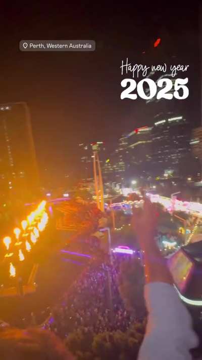 Happy New Year 2025! 🎄💃🏼 Season's greetings from Elena Rybakina and sister Ann 🐠🎾🇰🇿 Fireworks in Perth, Australia on 1 January 2025 🕛🎆🪩