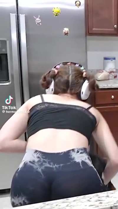 Que ganas de reventarle el culo y llenarselo de leche 🥵