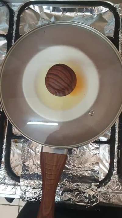 Oil-free &ldquo;fried&rdquo; eggs using steam + a preheated lid (stovetop method)