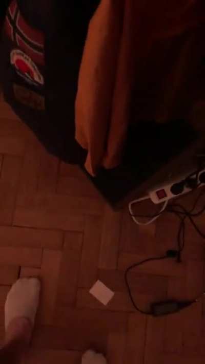 Kann mir einer sagen, was dieses Geräusch ist? Immer wenn ich in meiner Altbauwohnung auf genau dieses Stück Boden trete hört man dieses „Ping vom Ende des Videos. Ich denke es kommt von der Wand hinter meiner Kommode. Ich wäre Antworten sehr dankbar.