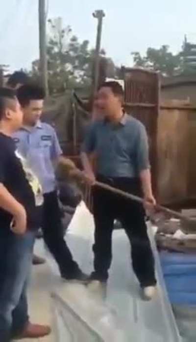 当拆迁队长嚣张的喊出“拆”的口令，冲突到达了最高潮！这下拆腻子了