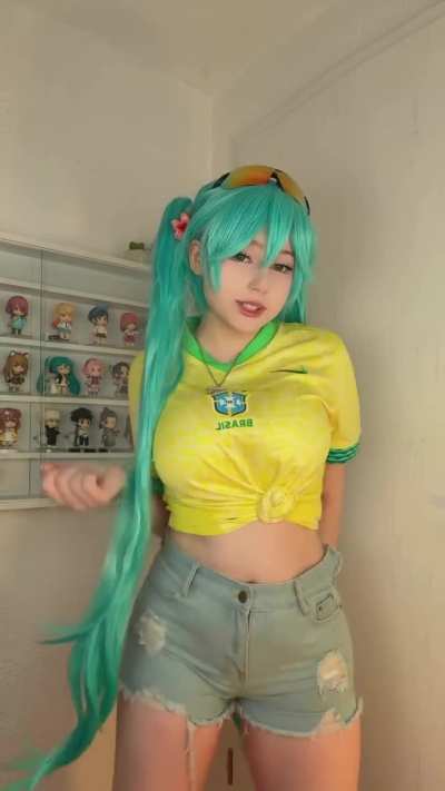 Essa trend da Miku BR foi uma das melhores coisas que aconteceram na internet o tanto de gringa gostosa que eu v&iacute; fazendo ela n&atilde;o t&aacute; escrito. (Upminaa)