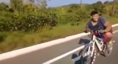 El grito le da el toque final al v&iacute;deo. Alguna vez se pegaron un palo as&iacute; en la bici?