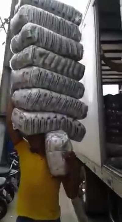 Pessoal no mercadinho &eacute; esfor&ccedil;ado 💪🏻