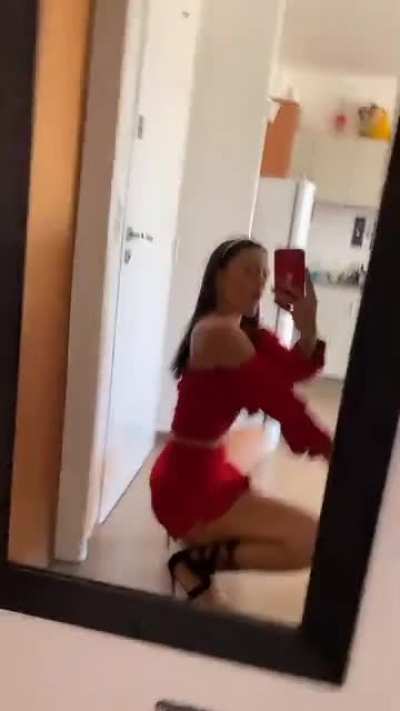 She moves her ass so well 🥵