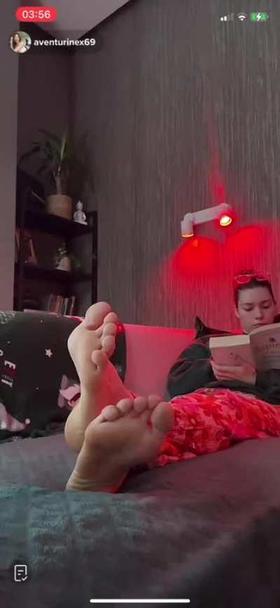 @aventurinex69 is on live reading with soles in cam!