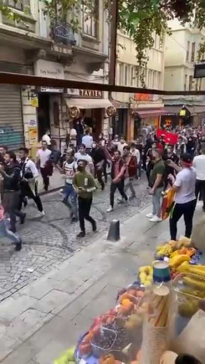 Suriyeliler Taksim'de Fransa'yı protesto etmiş. Memleketin geldiği h&acirc;le bak amk