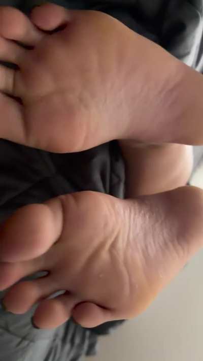 Girl wiggling toes closeup
