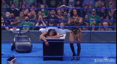 Sasha, Mella (super hot) and Zelina completely humiliates Bianca Belair... Sasha telling to Bianca who is the BOSS in Smackdown 💙🔥🔥