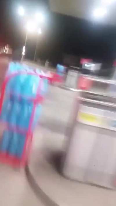 Woman drives into gas station as a man screams at a cop to shoot at her tires