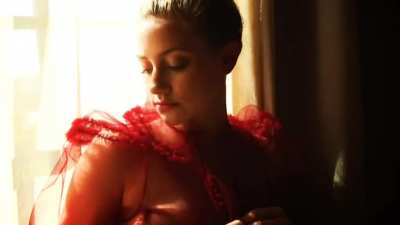 Lili Reinhart
