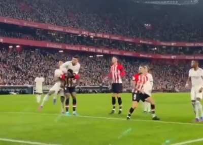 I&ntilde;aki Williams piggybacking Casemiro after an Athletic Bilbao corner