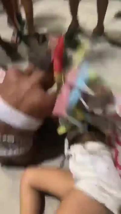 Cidad&atilde;s inglesas discutem ap&oacute;s trai&ccedil;&atilde;o de namorado. Kkkk