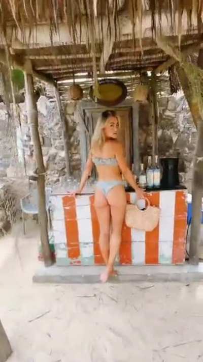 Smile and her 🍑