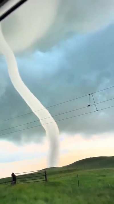 Cameraman does an amazing job capturing the tornado transformation