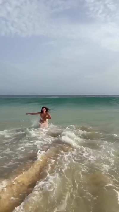 Waves are her enem&yuml;