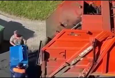 Москвичи: сортируют и раскладывают мусор по разным контейнерам. Мусорщики:
