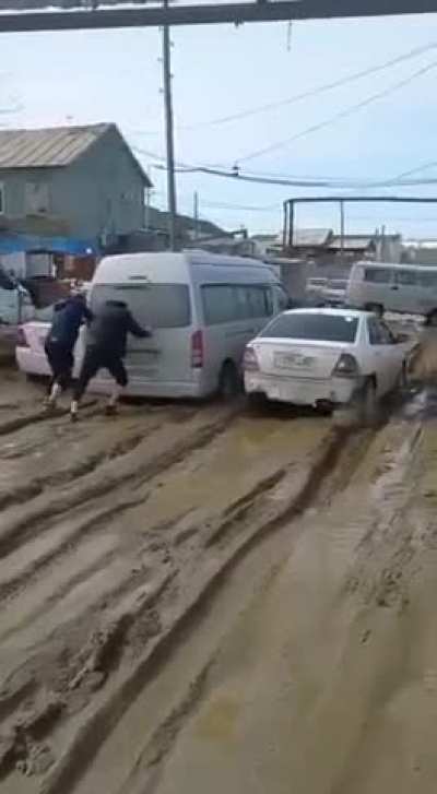 Якутия: кладовая несметных богатств под землёй и нищеты с человеческим лицом над землёй.
Под землёй - миллиарды долларов в недрах.
Над землёй - деревянный туалет, зарплата 26 000 и патриотический концерт в фойе школы с обвалившимся потолком.