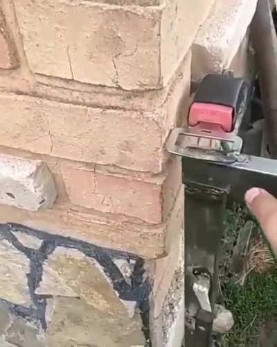 Seatbelt gate lock
