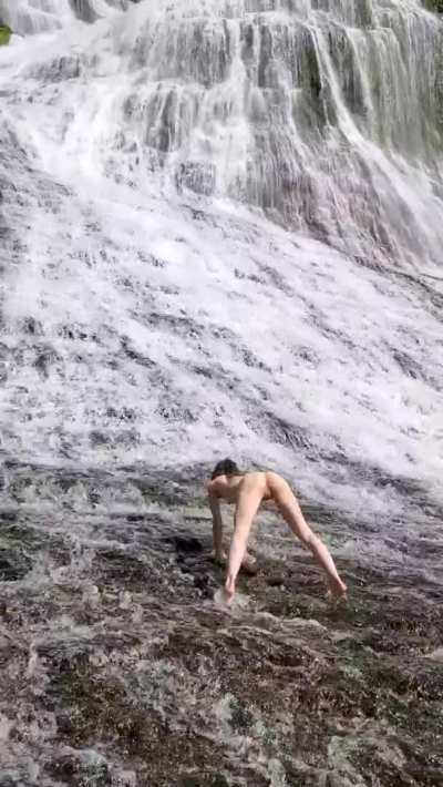 Playful nymph-O twerking on nature's playground 💦😋🧚&zwj;♀️