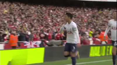 Ramsdale Applauds Spurs goals. Classy touch 👏👏👏