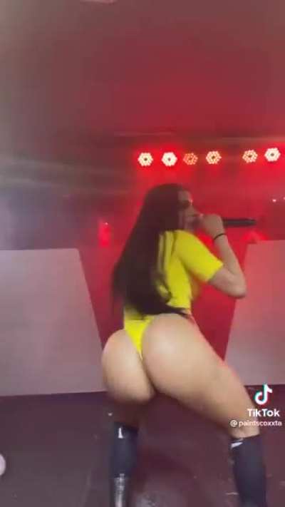 Taina Costa - Bumbum Gigante que causa hipnose.
