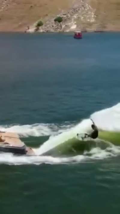 Один из самых впечатляющих способов посадки на лодку, что я видел!
