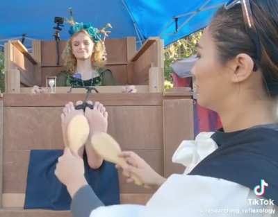 If you had the chance, would you dare to let your soles be tickled in the park? Write it in the comments.