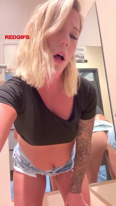 What’s really going on in the changing room [GIF]
