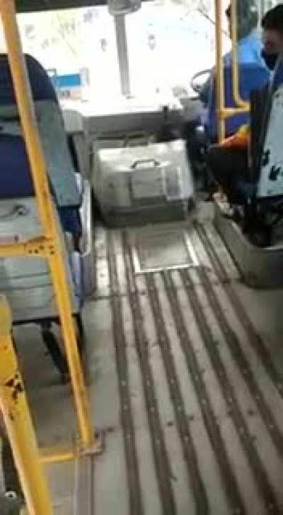 সামাজিক দূরত্ব বজায় রাখেনি, ওকে কি গ্রেফতার করা হবে ?