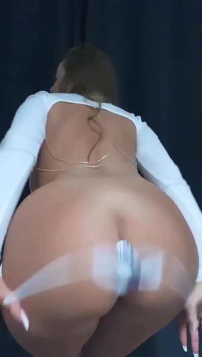 Let Me Reveal My Juicy Ass For You [OC]