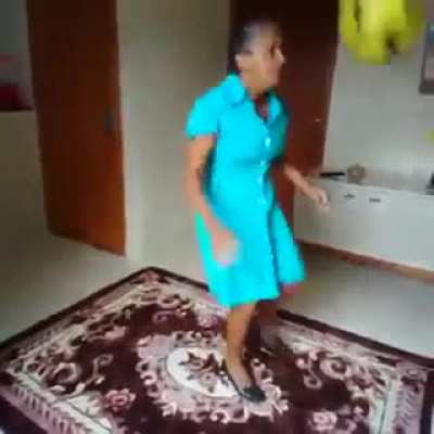 vózinha mandando ver no controle, de salto, e ainda tira uma onda
