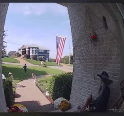 Amazon delivery guy gets a trick