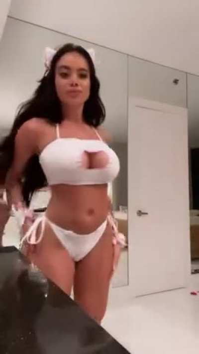 V&iacute;ctoria June
