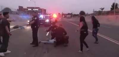 Woman attacks camera man at the scene of the accident&hellip;