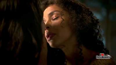 Rosamund Pike &amp;amp; Sophie Okonedo (The Wheel of Time - s01e06)