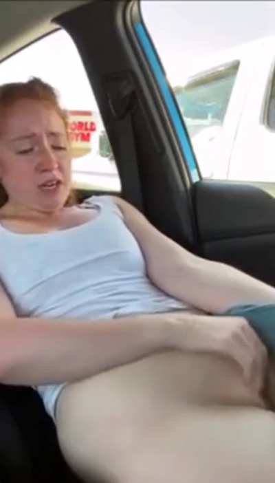 Redhead amateur fingers herself in her car. She announces her orgasm with 