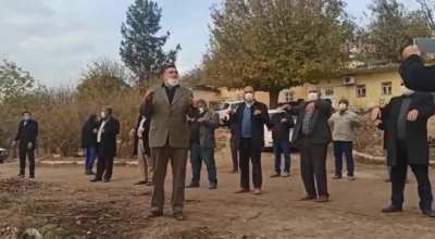 Şanlıurfa&rsquo;da 30 mahallede elektriklerin g&uuml;nde 12 saat boyunca kesilmesi nedeniyle mahalleli elektrik duasına &ccedil;ıktı.