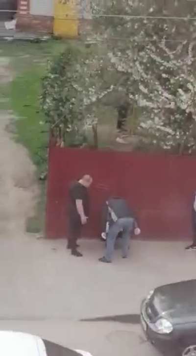 Елец, Липецкая область. Братаны под окнами администрации города пиздят предпринимателя за то что влез не на свою поляну, ментам и чиновникам похуй, потому что братки все свои.
