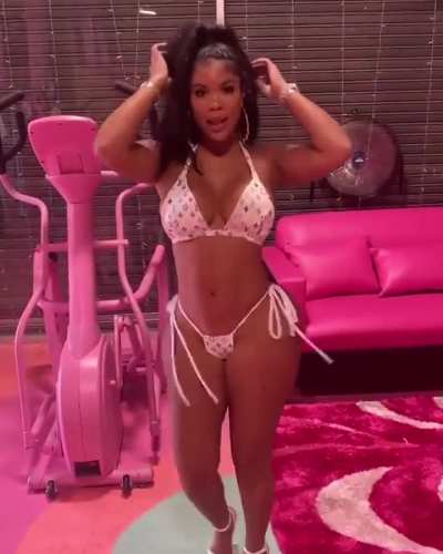Kitty Twerking that azz again in bikini