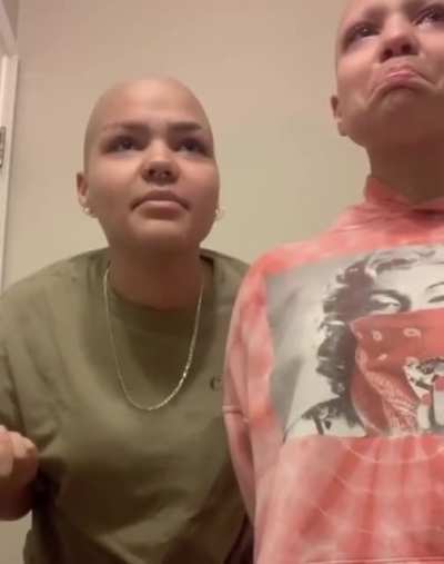 She shaves her head to show support to her sister who thinks that she&rsquo;s ugly