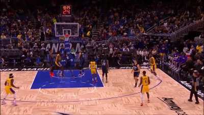 [Highlight] LeBron James rotates midair to hit the tough fadeaway with 1 second left on the clock