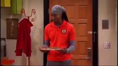 The bagel dude from iCarly gets assaulted