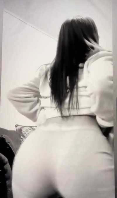 Foreveryuhrrz she throwin that mf (don't own this)
