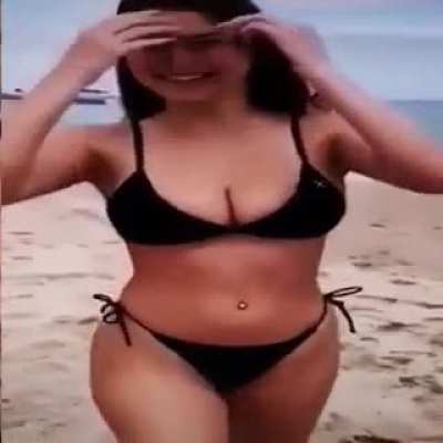 Who is the girl? The at on the screen isn&acirc;t her it&acirc;s a repost