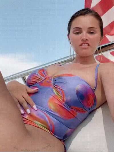 Selena Gomez &amp;amp; her thicc body. How long could you last with her?