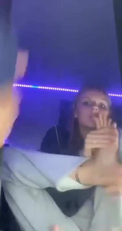 😋🦶🏻