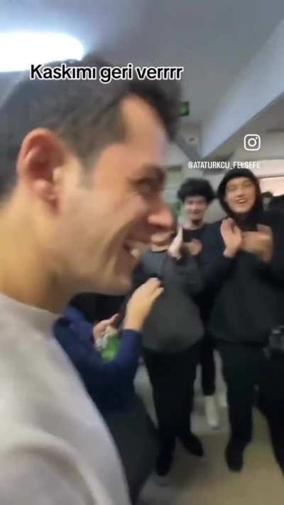 O geri d&ouml;nd&uuml;! Şimdi polisler d&uuml;ş&uuml;ns&uuml;n.